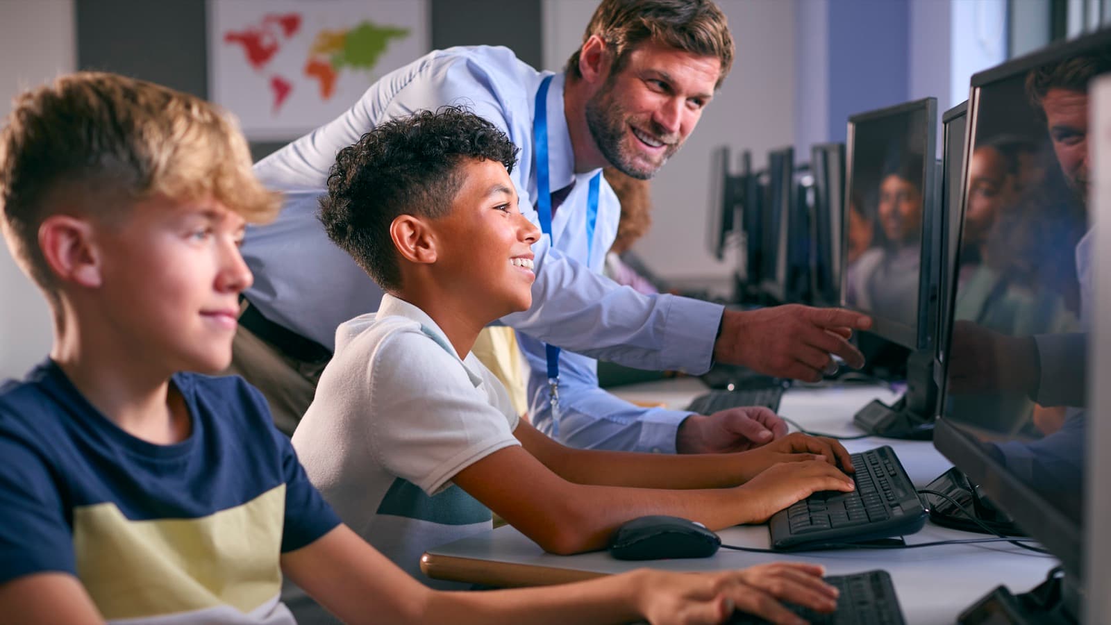 Leerlingen krijgen begeleiding achter de computers