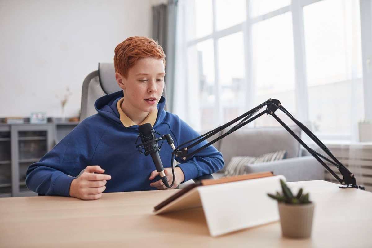 Leerling achter de podcastmicrofoon